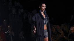 Bella Hadid di Paris Fashion Week 2022. (Foto: Vianney Le Caer/Invision/AP)
