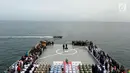 Suasana upacara Hari Pahlawan dari atas KRI dr.Soeharso 990 di Perairan Pulau Damar, Teluk Jakarta, Jum'at (10/11). Peringati Hari Pahlawan, Kemensos, TNI dan DPD RI melaksanakan tabur bunga di laut menghormati jasa pahlawan. (Liputan6.com/Johan Tallo)