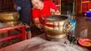 Selain sebagai ritual atau tradisi, bersih-bersih di Vihara Amurva Bhumi, Jakarta dilakukan agar para jemaah lebih khusyuk berdoa saat Imlek. (Liputan6.com/Angga Yuniar)