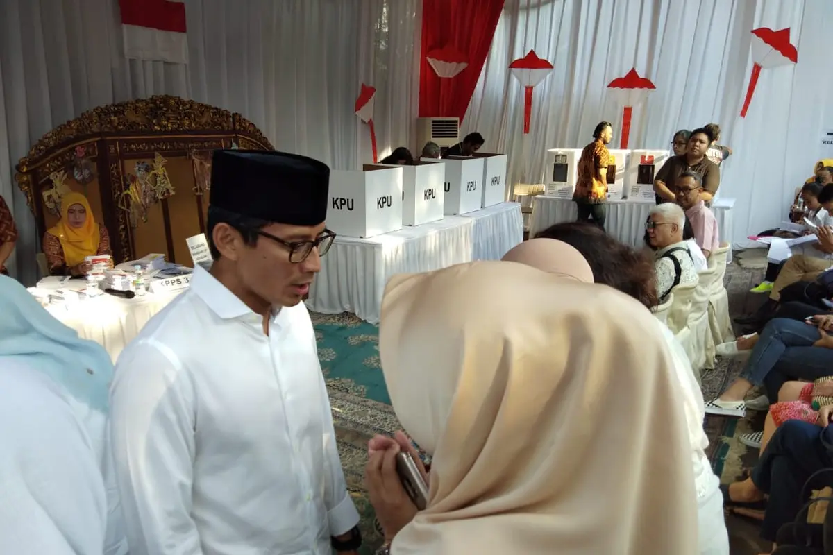 Cawapres 02, Sandiaga Uno, bersama mengantre di TPS di dekat kediaman orangtuanya di Kebayoran Baru, Jakarta Selatan. (Liputan6.com/Ady Anugrahadi)