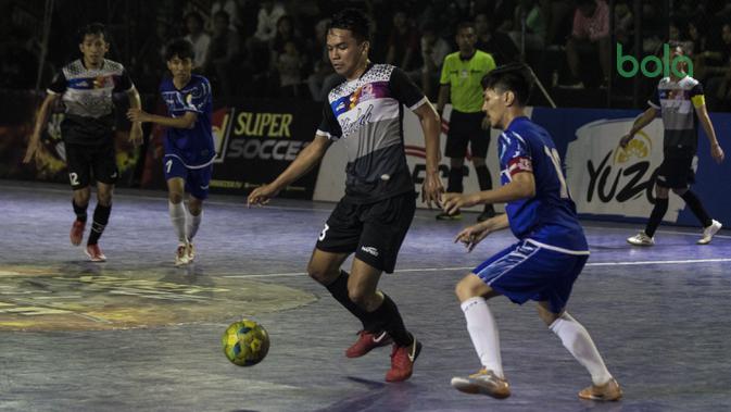 Pemain Kerambah FC berusaha melewati pemain Al-Falah pada laga Grand Final Futsal Battle di Mall Taman Anggrek, Jakarta, Minggu (14/10). Kerambah FC juara melalui adu penalti. (Bola.com/Vitalis Yogi Trisna)