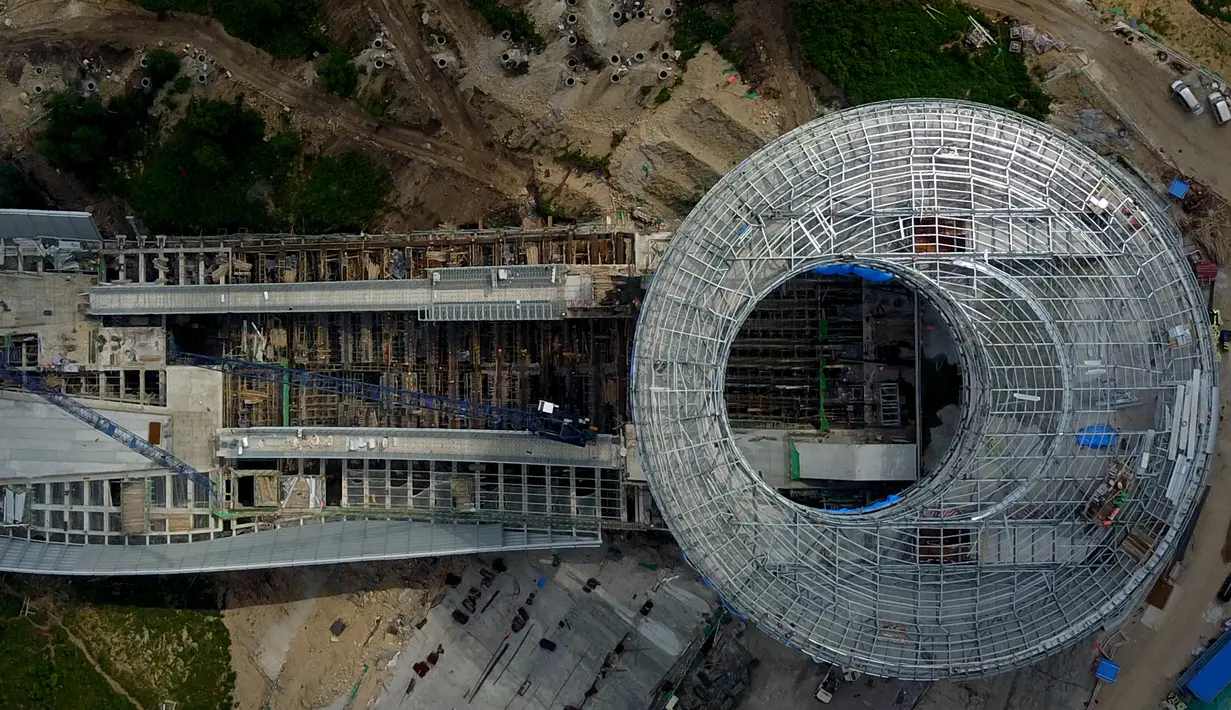 Foto dari udara yang diabadikan pada 30 Juli 2020 ini menunjukkan lokasi pembangunan Pusat Ski Jumping Nasional di Distrik Chongli, Kota Zhangjiakou, Provinsi Hebei, China utara. (Xinhua/Zhang Chenlin)