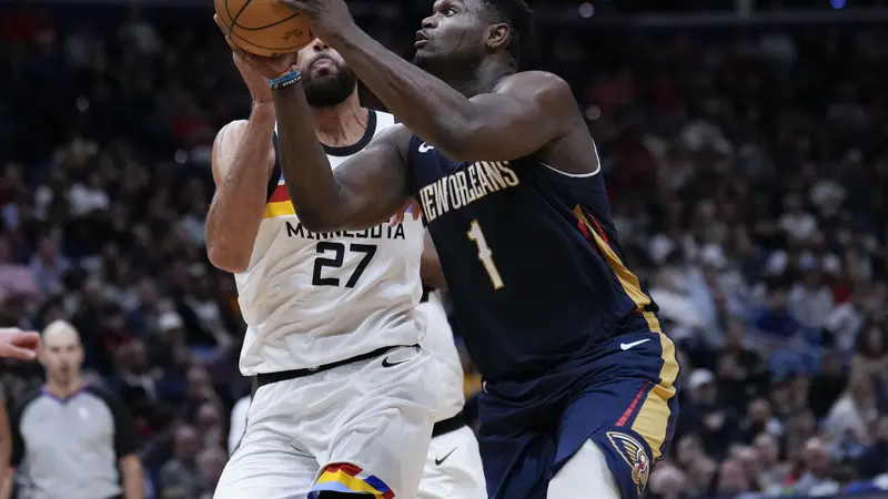 Zion Williamson berduel dengan Rudy Gobert