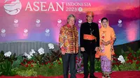 Presiden RI Joko Widodo (Jokowi) dan Ibu Iriana Jokowi saat menyambut Sekretaris Jenderal PBB Antonio Guterres dalam gala dinner KTT ASEAN 2023 di&nbsp;Hutan Kota GBK, Rabu (6/9/2023). (Dok. Sekretariat Presiden)