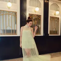 Unik dan menarik adalah gambaran yang tepat untuk penampilan Beby Tsabina saat Insert Fashion Award. Dress dengan aksen rumbai-rumbai berbahan tile ini dapat kamu jadikan inspirasi prom night dress atau acara formal lainnya, lho. (instagram/bebytsabina).