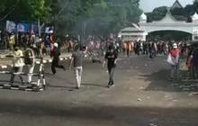 Balasan Gas Air Mata, Massa Demo Jambi Hujani Batu Gedung DPRD