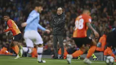 Pelatih Manchester City, Pep Guardiola menyaksikan pemainnya bertanding melawan Shakhtar Donetsk pada Grup C Liga Champions di Stadion Etihad, Inggris (26/11/2019). Manchester City bermain imbang 1-1 atas Shakhtar Donetsk. (AP Photo/Dave Thompson)