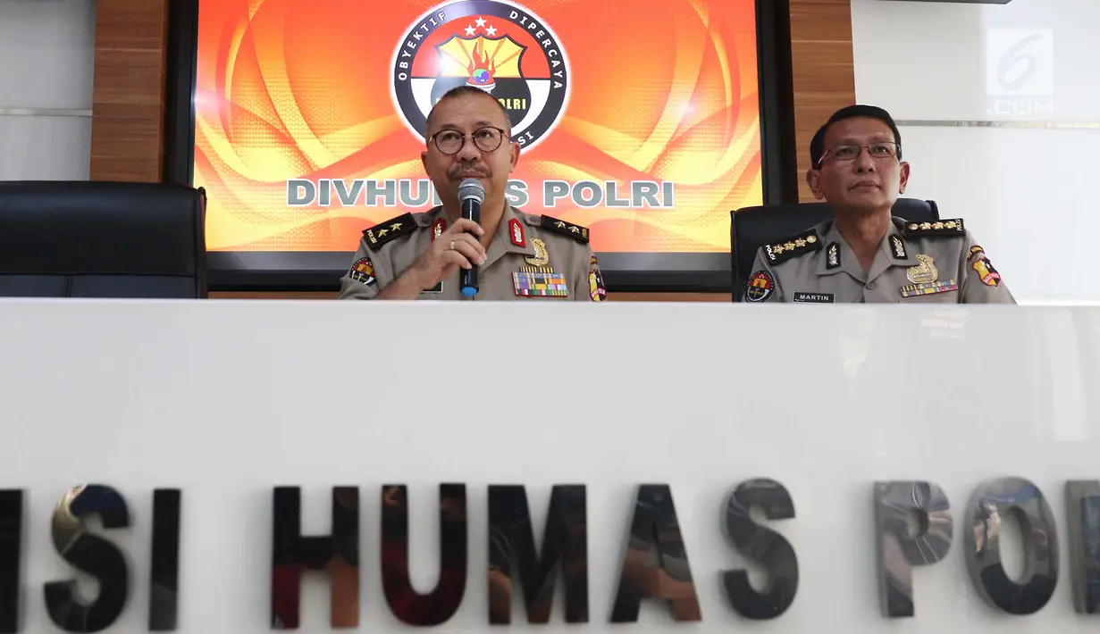 Kadiv Humas Mabes Polri Irjen Setyo Wasisto (kiri) memberi keterangan di Mabes Polri, Jakarta, Selasa (31/10). Dua terduga teroris yang tewas diduga kuat terlibat dalam kasus penembakan dua polisi di Bima, NTT. (Liputan6.com/Angga Yuniar)