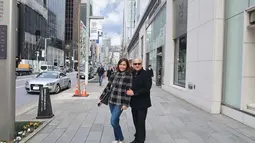 Selalu terlihat romantis, kedua pasangan ini selalu nampak mesra saat pergi berlibur. Hal ini terlihat dari salah satu diantaranya yang merangkul pasangannya. Begitu juga dengan foto sebelumnya. (Liputan6.com/IG/irwanmussry)