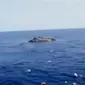 Perahu kayu dipenuhi ratusan penumpang imigran terbalik di lepas Pantai Libya. Sementara itu, alat vital pria di Thailand dipatuk ular.