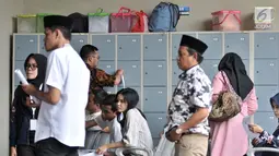 Pengunjung antre saat proses registrasi untuk menjenguk keluarga dan kerabatnya di Rumah Tahanan Kelas I Jakarta Timur Cabang Rutan KPK, Rabu (22/8). (Merdeka.com/Iqbal Nugroho)