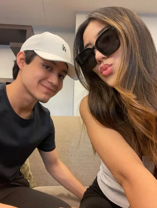Cleantha Islan berselfie dengan kekasihnya Teuku Rassya. Seperti diketahui, Teuku Rassya sudah cukup lama menjalin asmara dengan Cleantha Islan. Pasangan ini kerap tampil mesra di setiap momen. (Instagram/cleanthaislan)
