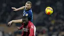 Hasil imbang pada Derby della Madonnina ini membuat kedua tim punya peluang yang sama besarnya di leg kedua nanti. Leg kedua bakal berlangsung pada 20 April mendatang untuk menentukan siapa yang bakal melaju ke final. (AP/Antonio Calanni)