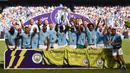 Para pemain Manchester City merayakan gelar juara Premier League 2017/2018 setelah laga terakhir Liga Inggris 2017/2018 menghadapi Huddersfield Town di Etihad Stadium, Manchester (6/5/2018). Sanksi berikutnya dapat berupa pencopotan gelar Premier League yang diraih Manchester City selama kurun waktu 2009 hingga 2018. Total Man City mengoleksi tiga gelar juara dalam kurun waktu tersebut, yaitu musim 2011/2012, 2013/2014 dan 2017/2018. (AFP/Oli Scarff)
