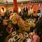 Anggota komunitas Tionghoa di Meksiko menampilkan tarian singa tradisional (barongsai) di sebuah restoran Tiongkok menyambut Tahun Baru Imlek di Mexico City, pada 31 Januari 2022. Tahun Baru Imlek 2022 menandai dimulainya tahun Shio Macan Air. (PEDRO PARDO / AFP)