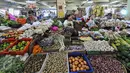 Aktivitas sejumlah pedagang sembako di Pasar Minggu, Jakarta, Rabu (22/7/2015). Hari ke-5 pasca Lebaran, aktivitas perdagangan di pasar tradisional belum kembali normal. (Liputan6.com/Yoppy Renato)