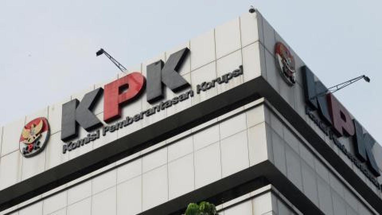 Sekuriti dan OB KPK dapat kue untuk lebaran