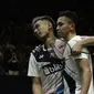 Ganda Putra Indonesia, Fajar Alfian/Muhammad Rian, merayakan kemenangan atas ganda China, Xuan Yi Ou/Zhang Nan, pada laga Indonesia Masters 2020 di Istora, Jakarta, Kamis (16/1). Fajar/Rian unggul 21-10 12-21 21-19. (Bola.com/Yoppy Renato)