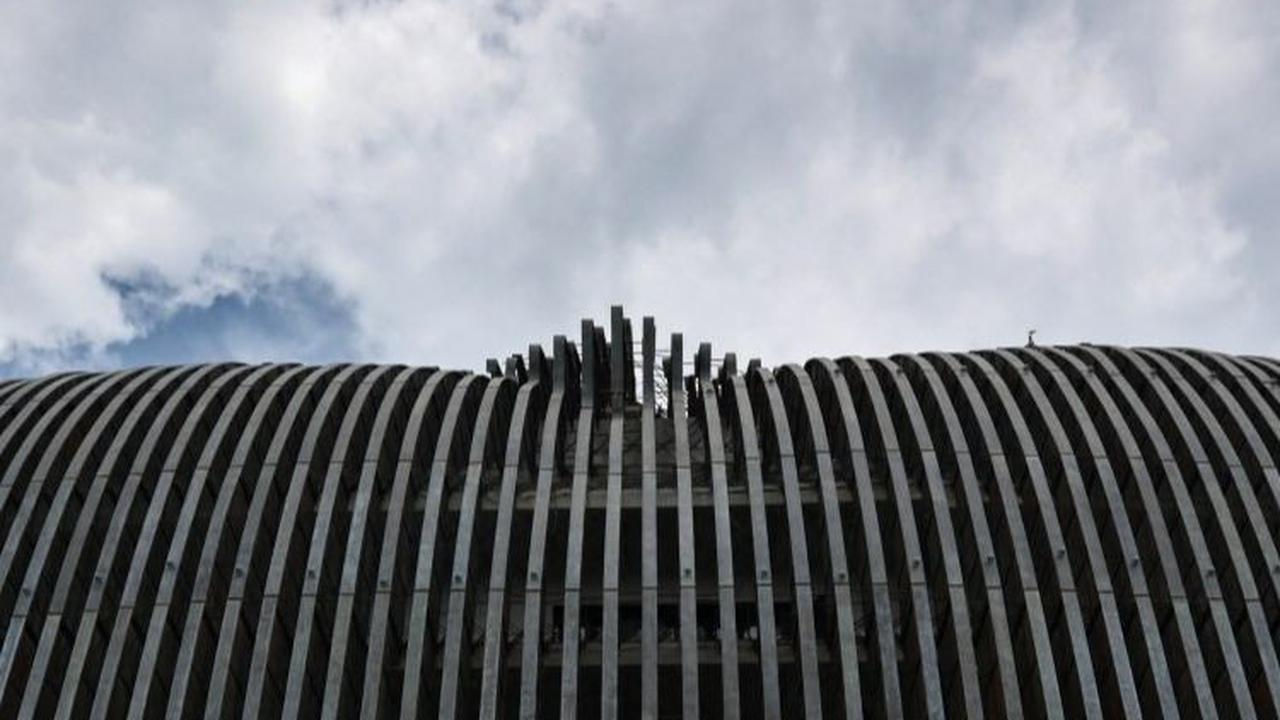 Jika dilihat dari kejauhan, gedung berbentuk burung Garuda ini tampak berwarna hitam. Foto: BAY ISMOYO / AFP
