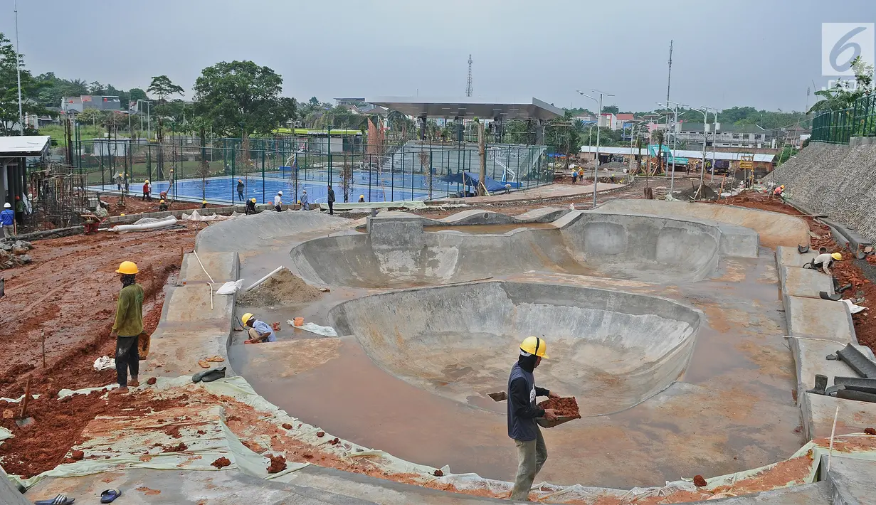 Pekerja menyelesaikan pembangunan arena bermain bmx di Proyek pembangunan alun-alun kota Depok, Jawa Barat, Rabu (9/1). Proyek pembangunan alun-alun kota Depok Tahap di targetkan selesai pada akhir januari 2019 ini. (Liputan6.com/Herman Zakharia)