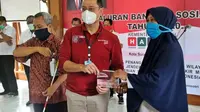 Menteri Sosial (Mensos) Juliari P Batubara meninjau pelaksanaan penyaluran Bantuan Sosial Tunai (BST) di Solo, Jawa Tengah. (Ist)