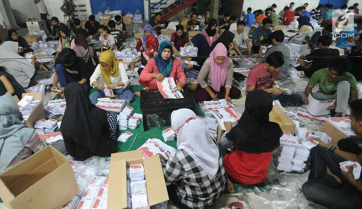 Warga melipat dan menyortir surat suara pemilihan Gubernur dan Wakil Gubernur Jawa Barat  2018 di gudang logistik KPU Kabupaten Bogor di Cibinong, Jawa Barat (25/5). Setiap warga di upah Rp 300 ribu per 2000 kertas suara. (Merdeka.com/Arie Basuki)