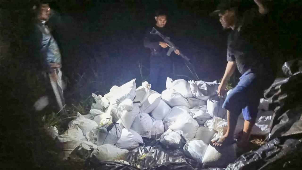 FOTO: TNI AL Gagalkan Penyelundupan 4, 25 Ton Pasir Timah Ilegal di Bangka