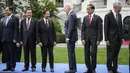 <p>Presiden Joko Widodo (kedua kanan) bersama Presiden AS Joe Biden (keempat kiri) dan Pemimpin Asia Tenggara dari Perhimpunan Bangsa-Bangsa Asia Tenggara (ASEAN) selama foto keluarga untuk KTT Khusus ASEAN-AS di Halaman Selatan Gedung Putih di Washington, DC pada 12 Mei 2022. (Drew Angerer/Getty Images/AFP)</p>