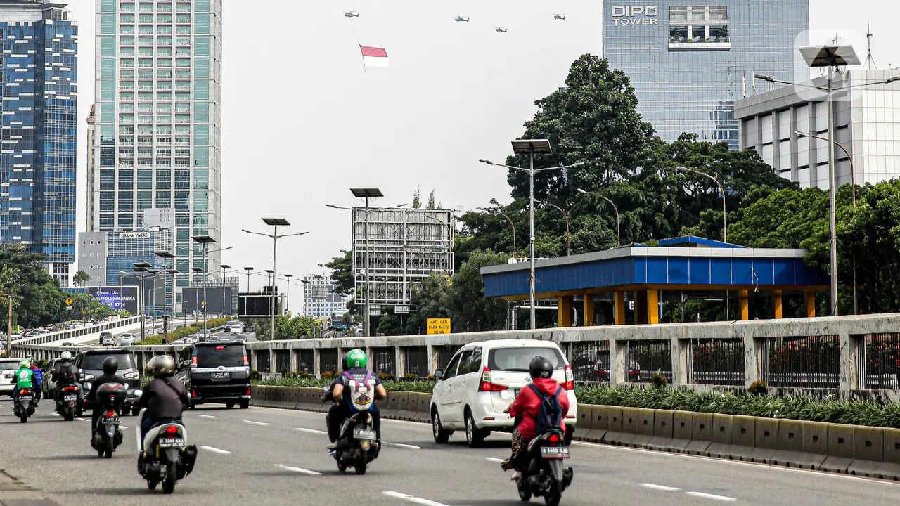 FOTO: Hut ke-76 TNI, Bendera Merah Putih Raksasa Berkibar di Langit Jakarta