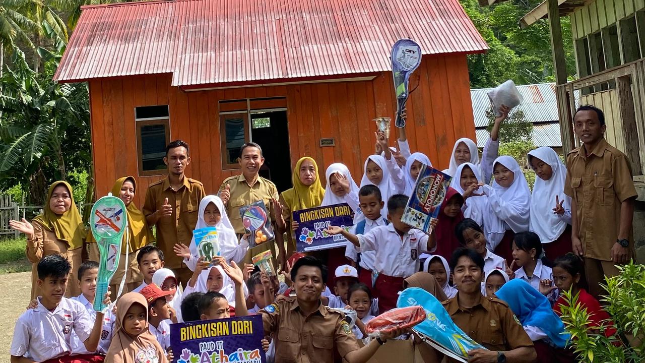 Mengabdi Sebagai Guru di Tempat Terpencil