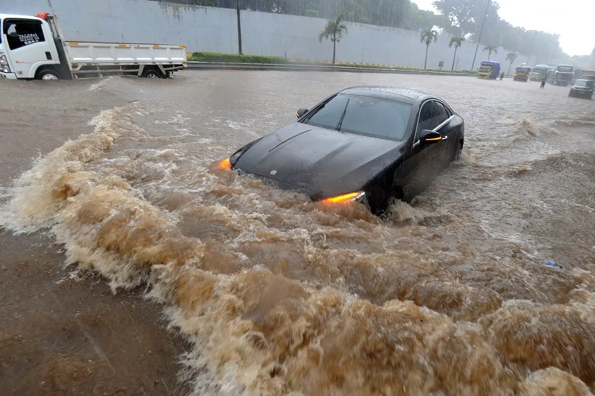 FOTO: Banjir Rendam Tol JORR di Kawasan TB Simatupang