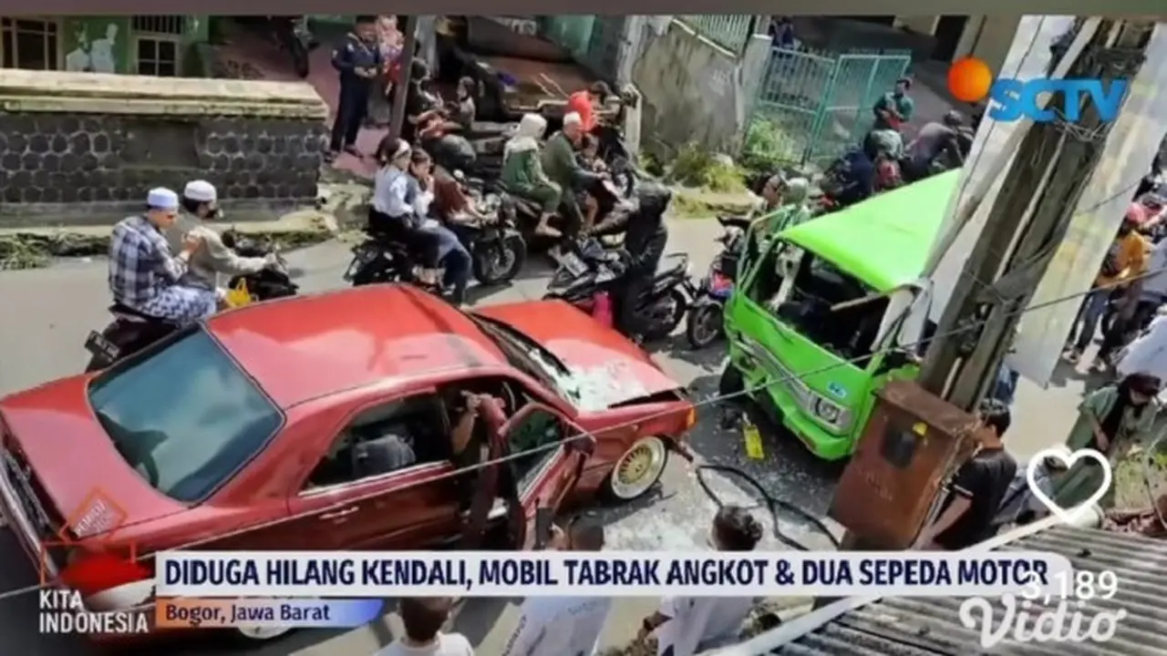 Pengendara Mobil Sedan Tabrak Angkot dan Dua Motor