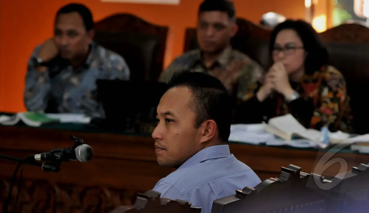 Sidang lanjutan praperadilan Budi Gunawan kembali digelar di Pengadilan Negeri Jakarta Selatan. Tampak AKBP Hendi F Kurniawan memperhatikan pertanyaan saat menjadi saksi, Jakarta, Selasa (10/2/2015). (Liputan6.com/Johan Tallo)