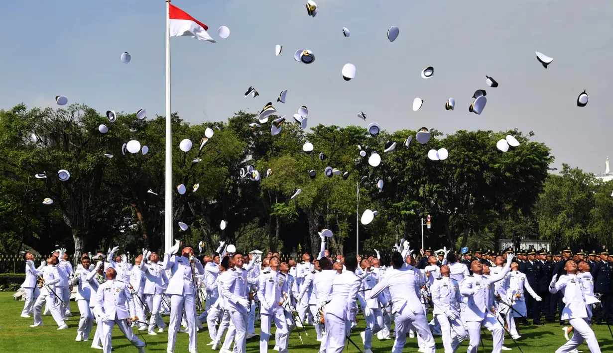 Para perwira remaja (capaja) melempar topi saat upacara Prasetya Perwira (Praspa) TNI-Polri tahun 2022 di halaman Istana Merdeka, Jakarta, Kamis (14/7/2022). Perwira yang dilantik Presiden, terdiri atas lulusan Akademi Militer 292 orang, lulusan Akademi Angkatan Laut sebanyak 107 orang. (Foto: Biro Pers Sekretariat Presiden)