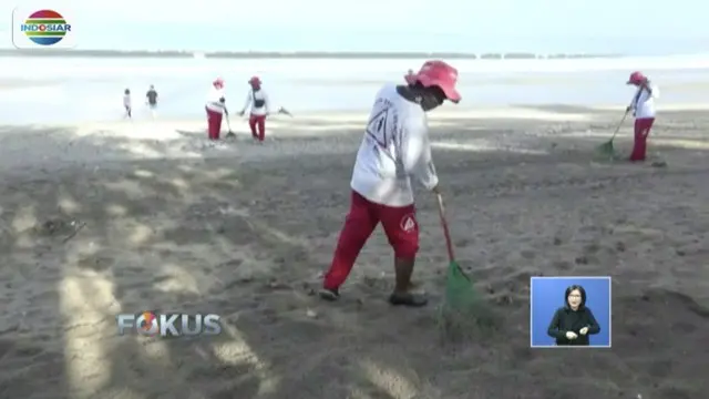 Petugas kerahkan alat berat untuk bersihkan sampah di Pantai Kuta, Badung, Bali.