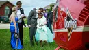 Shaedon Wedel memeluk Carlie Wittman sebelum menaiki helikopter untuk mengikuti promnite sekolah di Newton, Kansas (22/4). Carlie Wittman merupakan adik dari sahabat Wedel yang menderita down Syndrome. (Brett Deering/AP Images for Doritos)