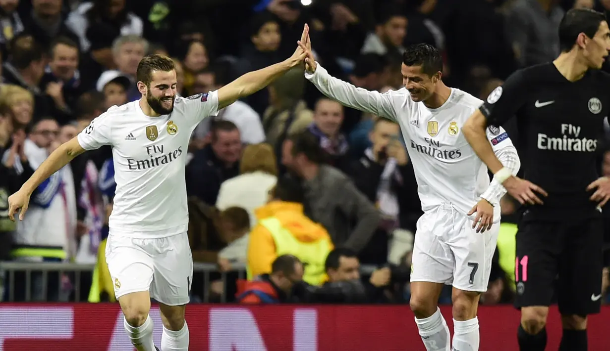 Bek Real Madrid, Nacho Fernandez (kiri) melakukan selebrasi bersama Cristiano Ronaldo usai mencetak gol kegawang PSG pada liga champions di stadion Santiago Bernabeu, Spanyol (3/11). Real Madrid menang atas PSG dengan skor 1-0. (AFP PHOTO/JAVIER Soriano)