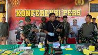 TNI-Polri membongkar lokasi penyimpanan senjata api dan amunisi milik KKB yang berada di Sagu Lima Kenyam, Kabupaten Nduga, Papua Pegunungan. Dari lokasi tersebut ditemukan beberapa pucuk senjata api dan 415 amunisi berbagai kaliber. (Liputan6.com/ Dok. Tim Cartenz.