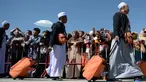 Jemaah calon haji berjalan menuju pesawat penerbangan khusus saat akan bertolak ke Tanah Suci Mekah di Bandara Provinsi Narathiwat, Thailand, Kamis (4/7/2019). Jutaan umat muslim dari penjuru dunia akan bertolak menuju Mekah untuk melangsungkan ibadah haji. (Madaree TOHLALA/AFP)