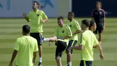 Pemain depan Barcelona, Lionel Messi (tengah), ikut dalam sesi latihan jelang berlaga kontra APOEL FC di St Joan Despi, (16/9/2014). (AFP PHOTO/Josep Lago)