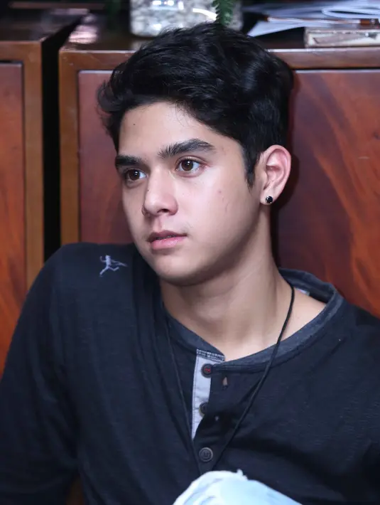 Beredarnya foto-foto yang menunjukkan kedekatan antara DJ tampan ini dengan wanita pemilik akun instagram @alyssadaguise tersebut seakan mematahkan hati para wanita, komentar pun berdatangan dari netizen. (Nurwahyunan/Bintang.com)