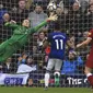 Aksi kiper Liverpool, Loris Karius menahan tendangan jarak dengan pemain Everton, Theo Walcott di Goodison Park. (Peter Byrne/PA via AP)