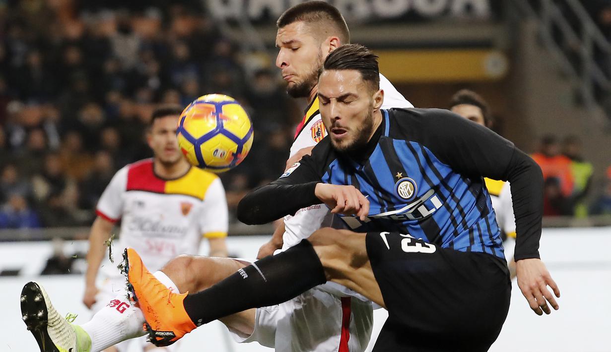 Pemai Inter Milan, Danilo D'Ambrosio (kanan) melepaskan tembakan saat diadang pemain Benevento, Berat Djimsiti pada lanjutan Serie A Italia di San Siro stadium, Milan, (24/2/2018). Inter menang 2-0. (AP/Antonio Calanni)