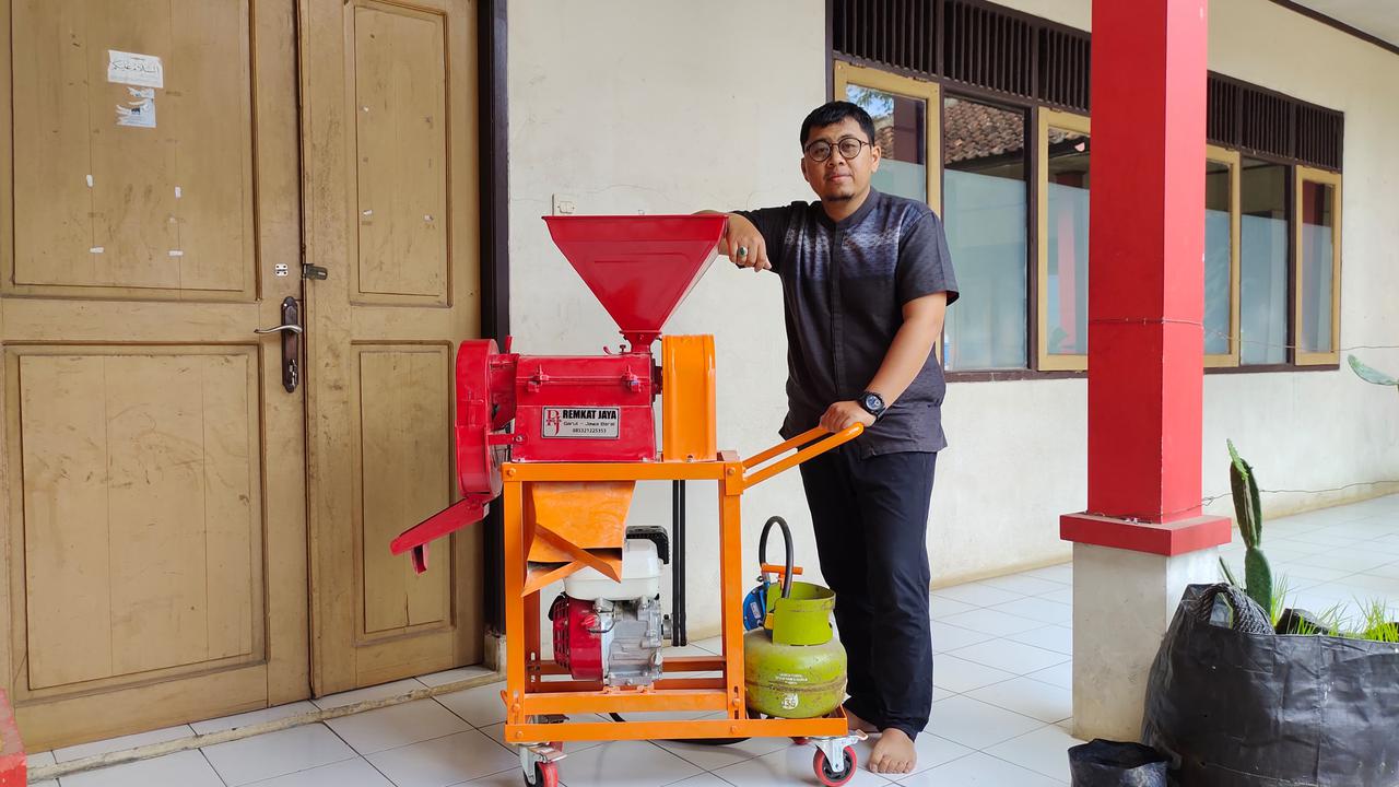 Ahmad Nasir Ginanjar (38), penyuluh pertanian Dinas Pertanian Kabupaten Garut, Jawa Barat, sukses menghasilkan inovasi mesin mini huller padi portabel berbahan gas. (Liputan6.com/Jayadi Supriadin)