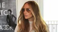 Jennifer Lopez buka-bukaan soal barang yang ia beli saat mendapatkan gaji pertama. JLo mengaku langsung membeli mobil Mercedes. (instagram/jlo)