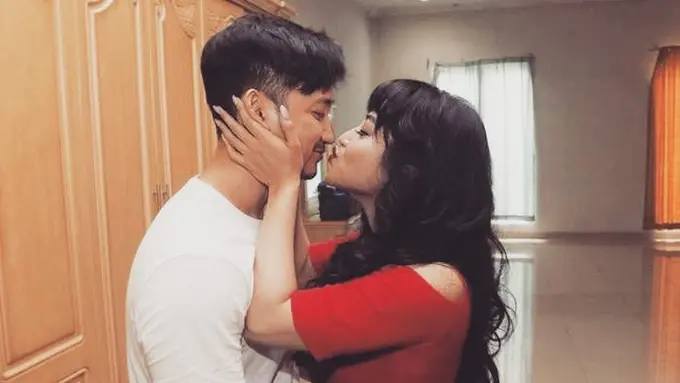 [Bintang] Dewi Perssik dan Angga Wijaya