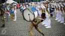 Aksi marching Band IPDN memeriahkan upacara peringatan HUT Korps Pegawai Republik Indonesia (Korpri) ke 45 di Silang Monas, Jakarta,  Selasa (29/11). Dalam upacara ini, peserta mengenakan seragam KORPRI hingga pakaian adat. (Liputan6.com/Faizal Fanani)