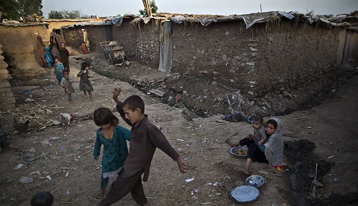 Bocah pengunsi Afghanistan bermain sepak bola di Pakistan. (AP Photo/Muhammed Muheisen)