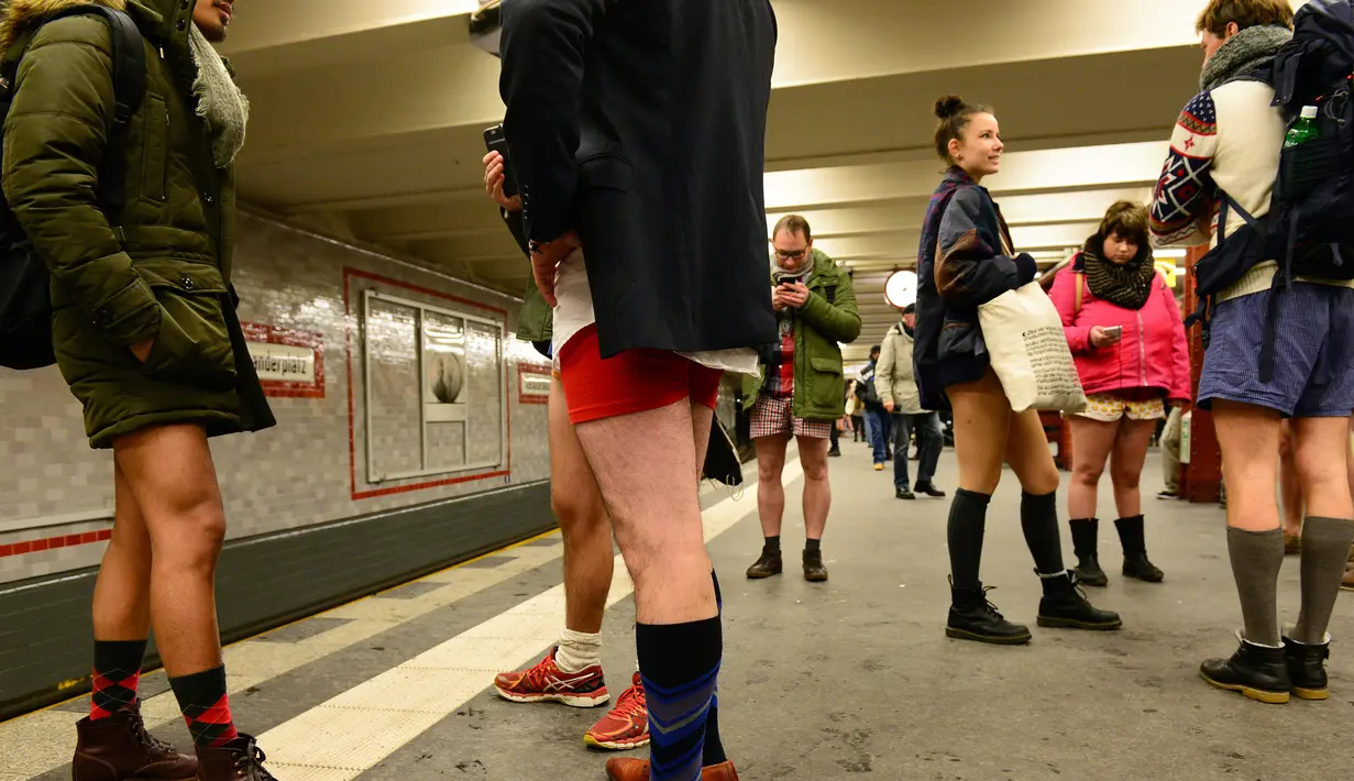Para penumpang kereta tanpa mengenakan celana selama 'No Pants Subway Ride' di Berlin, Jerman, Minggu (8/1). Acara ini dimulai pada tahun 2002 dengan peserta hanya tujuh orang. (Maurizio Gambarini/dpa via AP)
