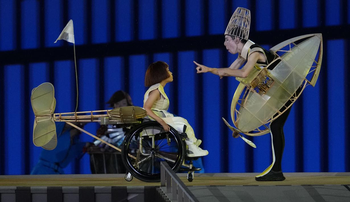 Para penari tampil dalam upacara pembukaan Paralimpiade Tokyo 2020 di Stadion Olimpiade Tokyo, Selasa, 24 Agustus 2021. (AP Photo/Shuji Kajiyama)